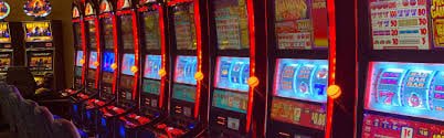 Người dùng Việt Nam chọn thẻ Bingo và theo dõi kết quả trên điện thoại